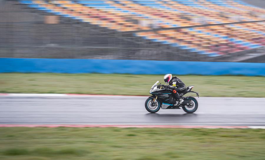 CFMoto 450SR side on panning in rain