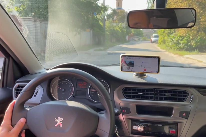 DashcamUa in use on a car dashboard