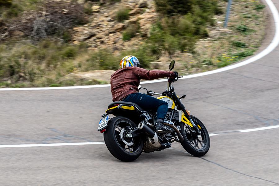 2023 Ducati Scrambler 800 Icon rear action shot