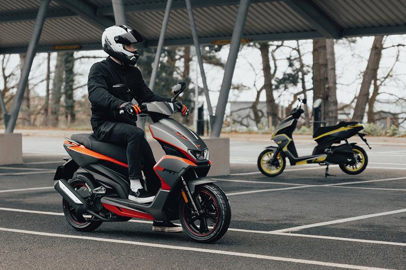 Lexmoto SRT 125 in both colour options