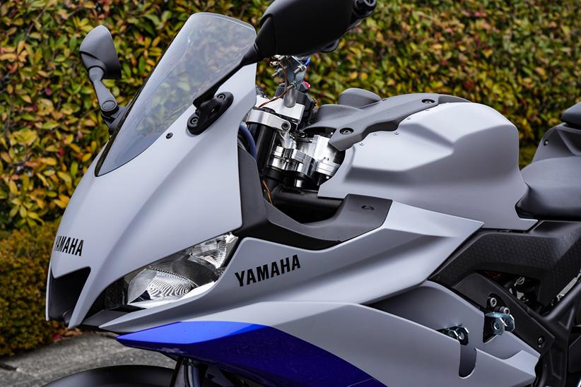 Self-balancing Yamaha R25 headstock actuator