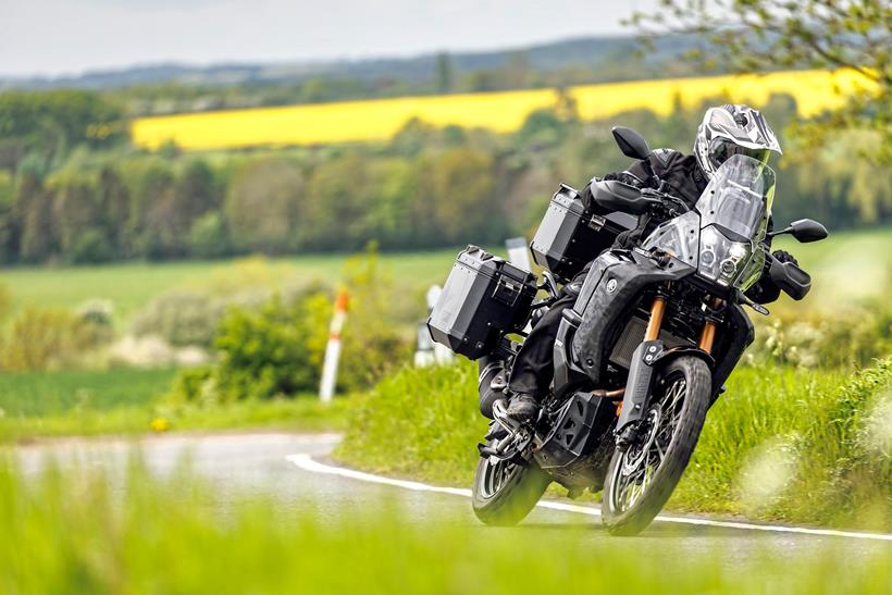 Long-term test Yamaha Ténéré 700 World Raid left turn on the road