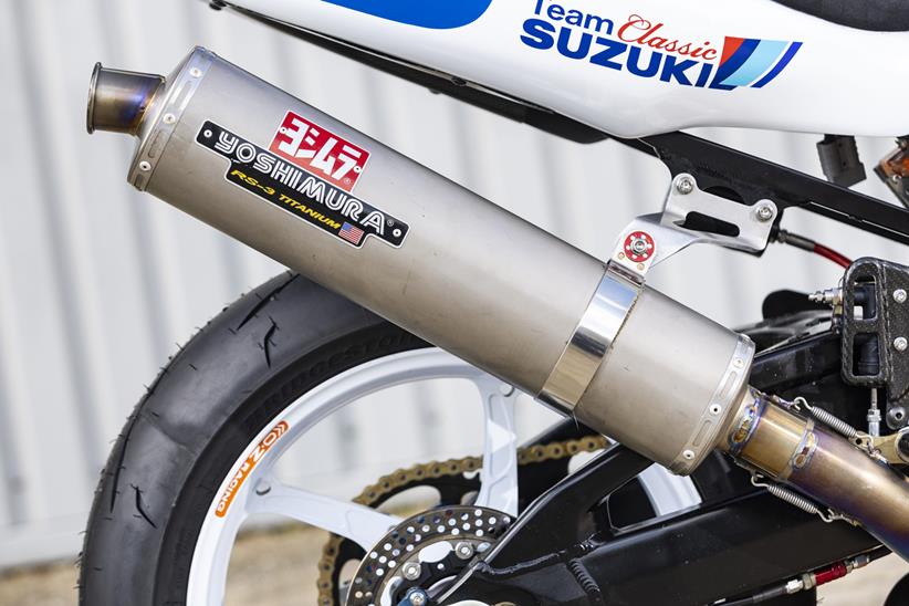 Team Classic Suzuki GSX-R1000 K1 with Yoshimura exhaust