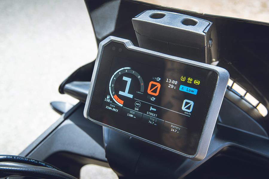 KTM 890 SMT TFT dash