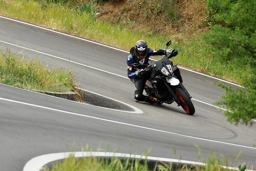 KTM 890 SMT knee down turning right