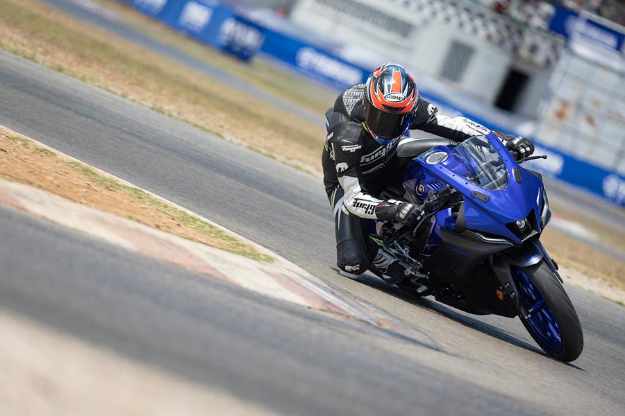 Taking a corner on track on the 2023 Yamaha R125