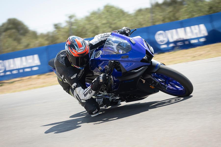 Knee down cornering on the 2023 Yamaha R125