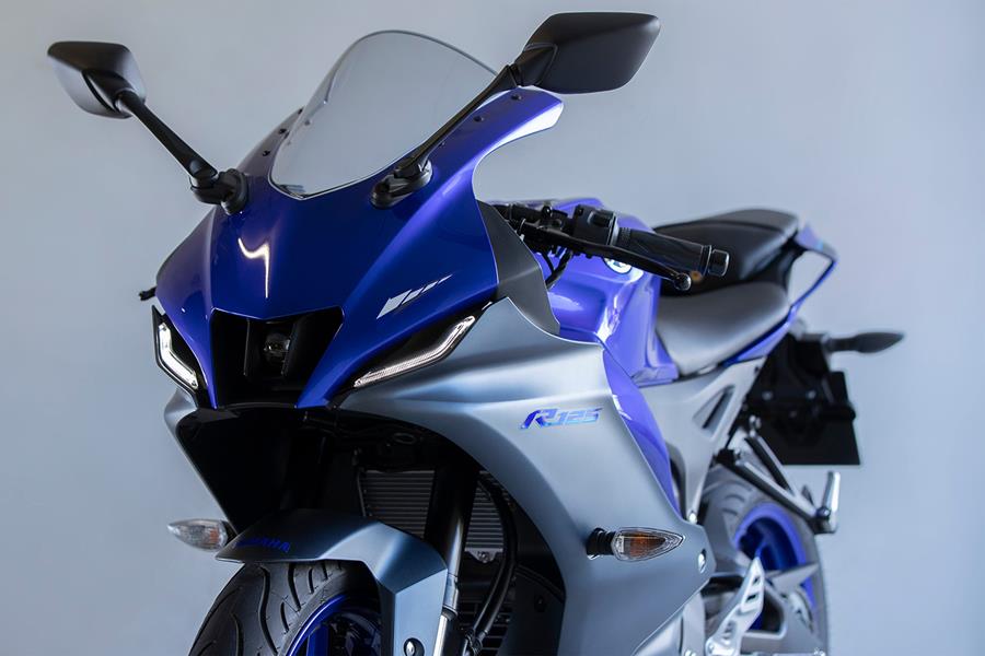 Front end shot of the 2023 Yamaha R125