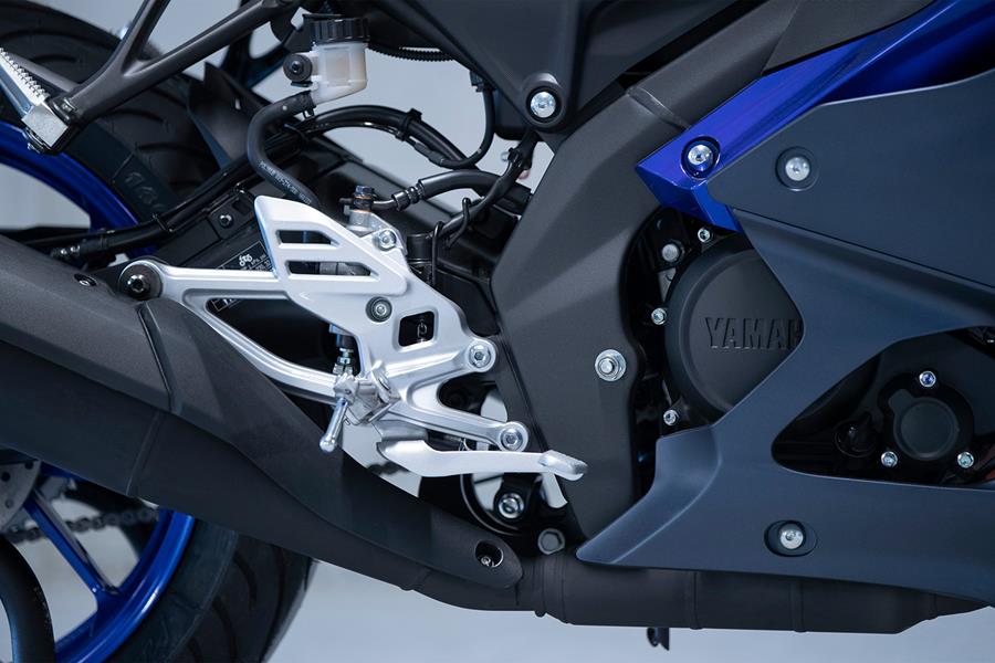 2023 Yamaha R125 footpegs