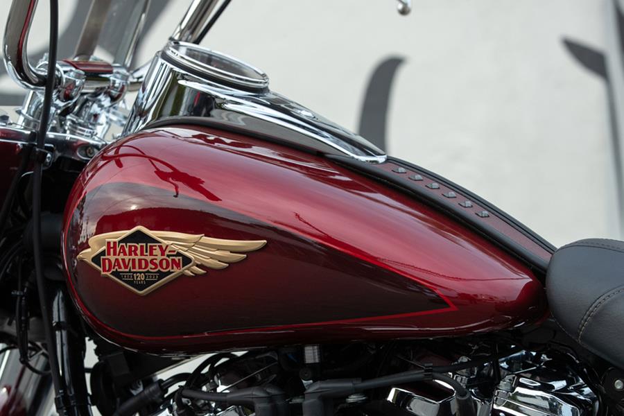 Harley-Davidson Heritage Classic Anniversary Edition tank detail