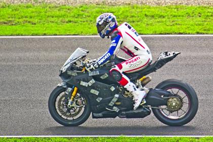 Bayliss testing the new Ducati 1199 at Mugello