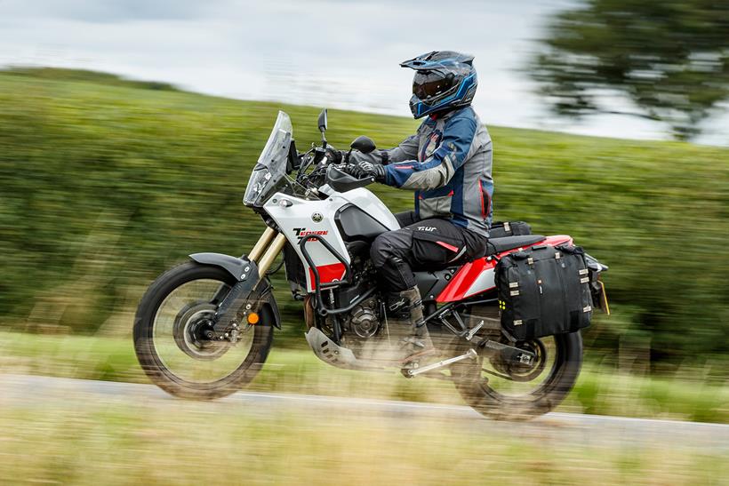 Riding a Yamaha Ténéré 700 with a reactive visor