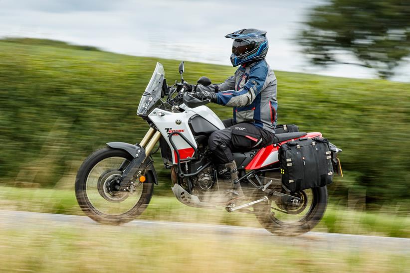 Riding a Yamaha Ténéré 700 with a reactive visor