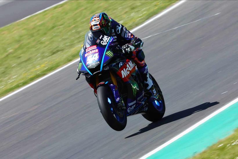 Tim Neave onboard his McAMS Yamaha R1 at Knockhill (Credit: Impact Images)