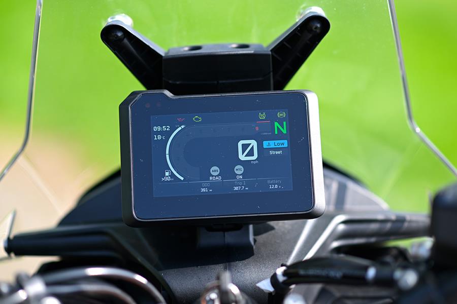 KTM 890 Adventure R TFT dash