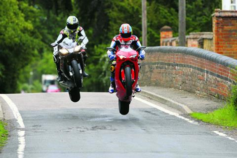 MCN in 3D: Neil Hodgson riding the Ducati 1198