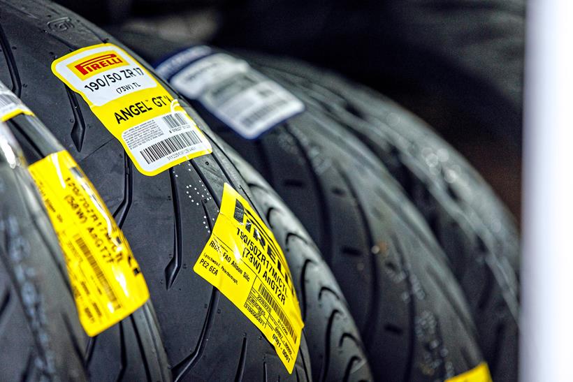 Sports-touring tyres