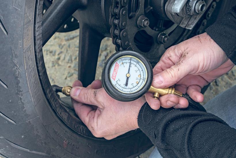 Reading tyre pressure with a tyre pressure gauge