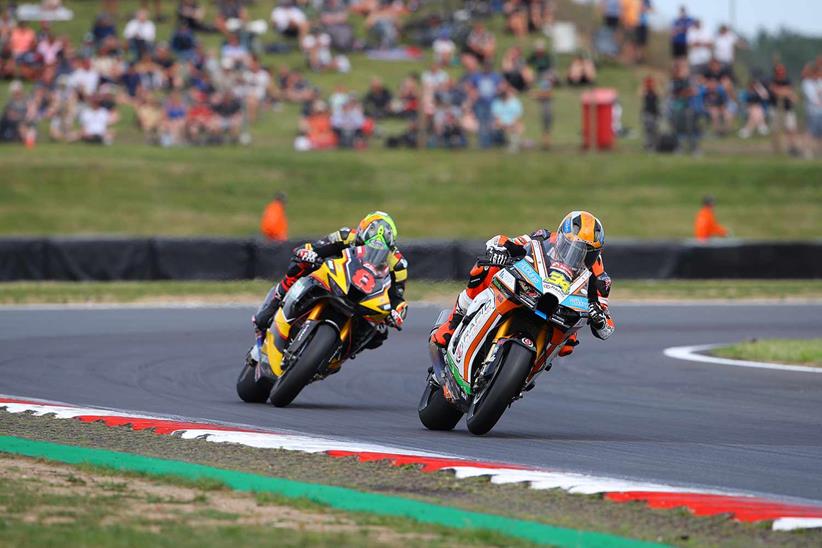 Liam Delves battles Hector Barbera at Snetterton