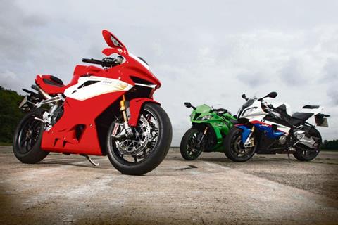 Video: New MV F4RR v Kawasaki ZX-10R v BMW S1000RR 