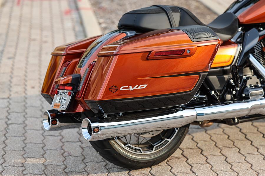 Harley-Davidson CVO 121 Road Glide pannier and exhausts