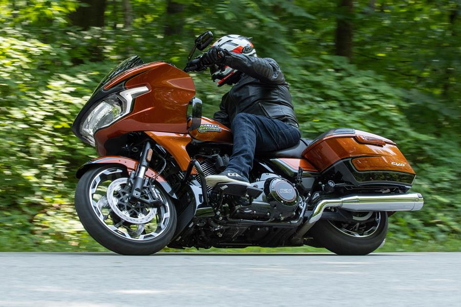 Harley-Davidson CVO 121 Road Glide taking right hand bend