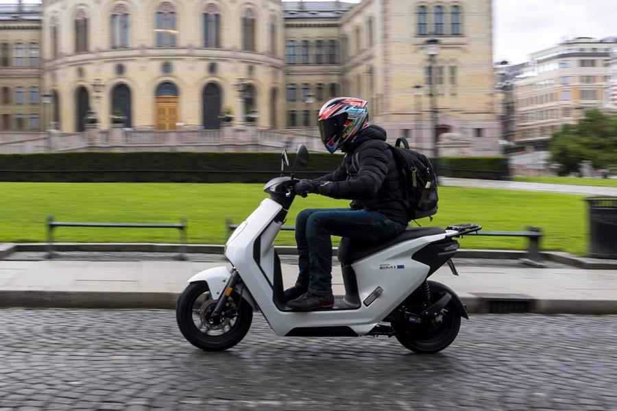 Honda EM1 e on cobblestones