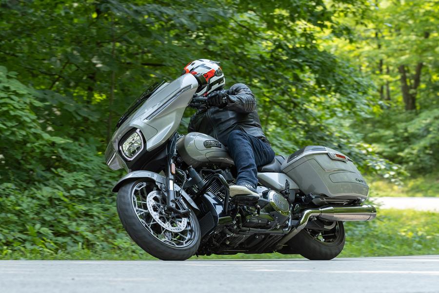 Harley-Davidson CVO121 Street Glide right turn