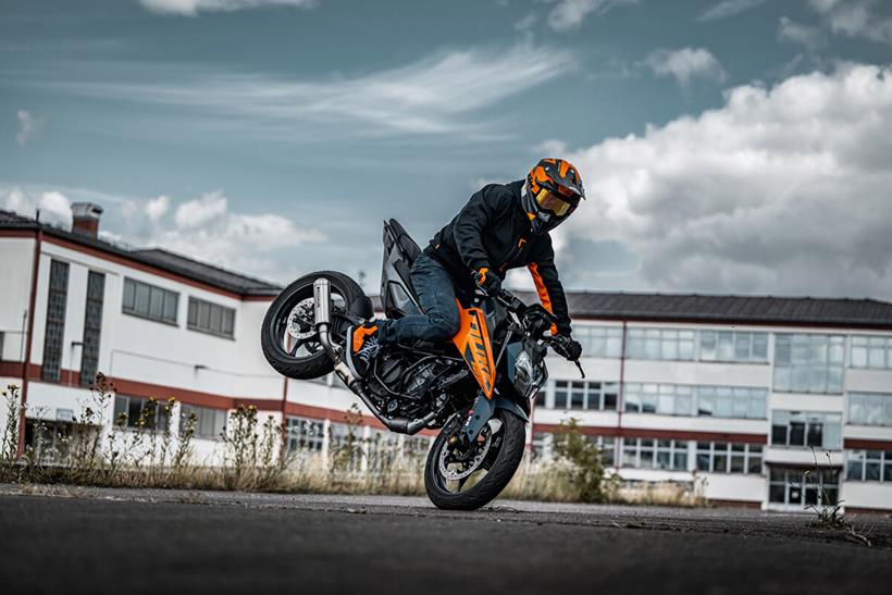 2024 KTM 125 Duke stoppie