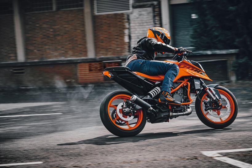 2024 KTM 390 Duke spinning its rear wheel