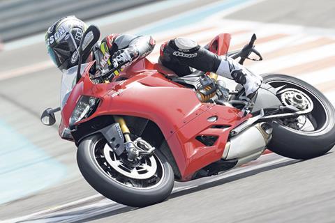 Video: Ducati 1199 Panigale vs BMW S1000RR and Aprilia RSV4