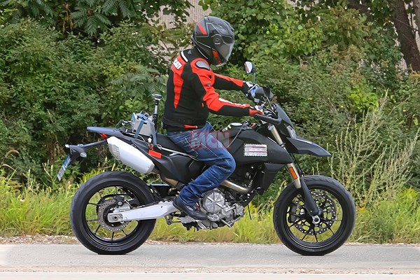 ducati-hypermotard-single-spyshot-04.jpg