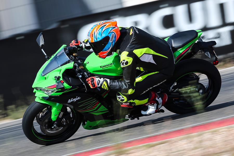 Kawasaki ZX-4RR on track