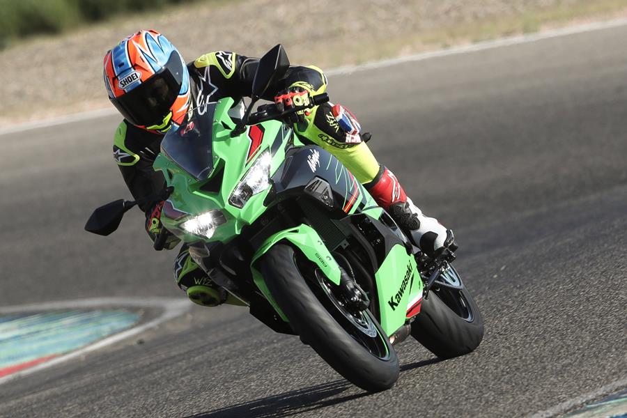 Kawasaki ZX-4RR on track at Calafat