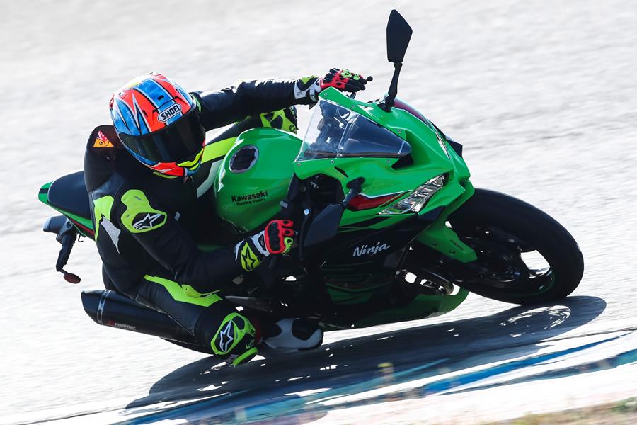 Kawasaki ZX-4RR knee down action