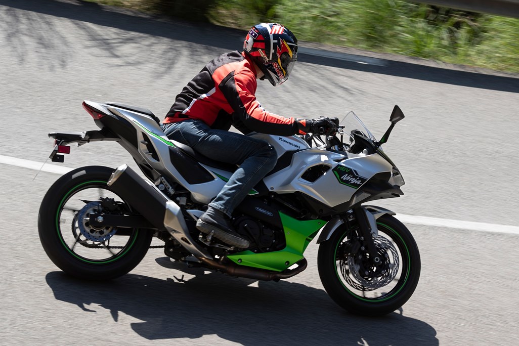 KAWASAKI NINJA 7 HYBRID (2024 - on) Review