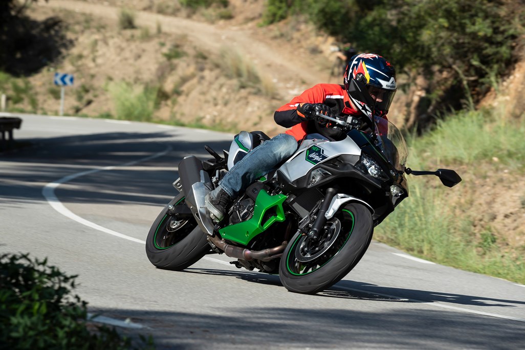 KAWASAKI NINJA 7 HYBRID (2024 - on) Review