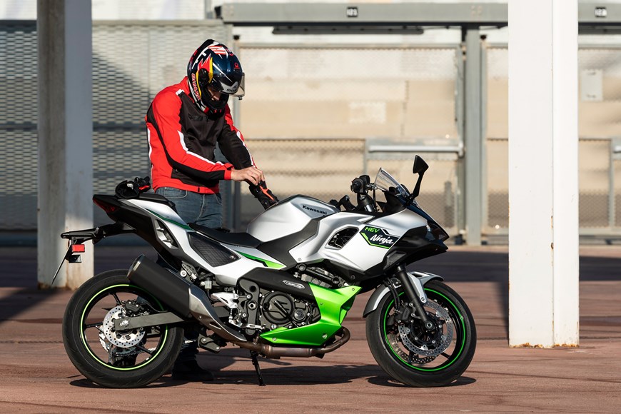 KAWASAKI NINJA 7 HYBRID (2024 - on) Review