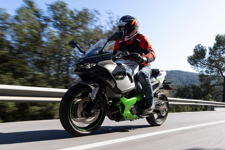 Kawasaki Ninja 7 Hybrid on the road