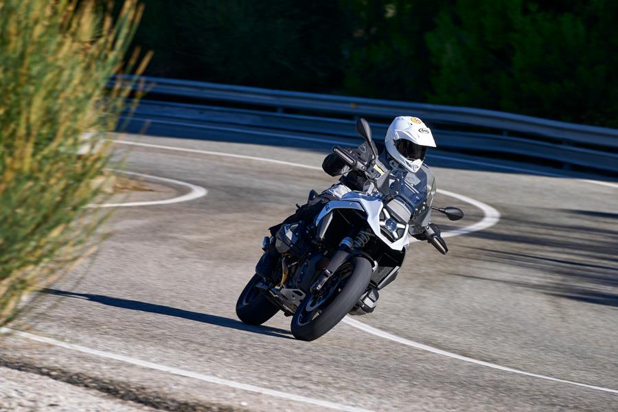 Michael Neeves cornering quickly on the BMW R1300GS