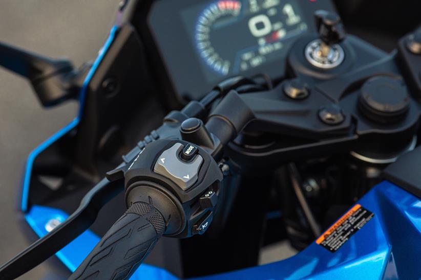 2024 Suzuki GSX-8R switchgear