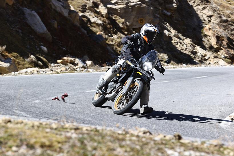 Royal Enfield Himalayan - cornering with leg