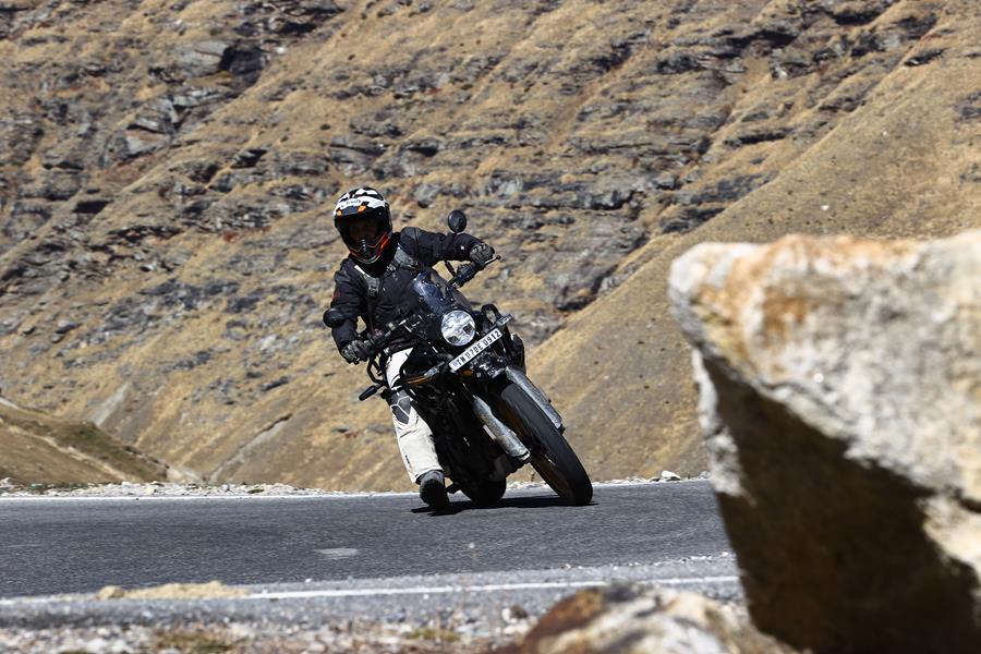 Royal Enfield Himalayan - cornering