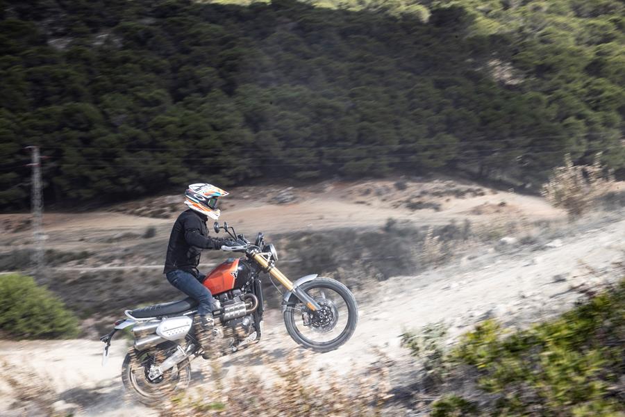 Triumph Scrambler 1200 XE - up hill off road