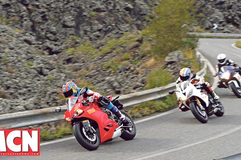 Video: Ducati Panigale 899 fights Suzuki and Triumph