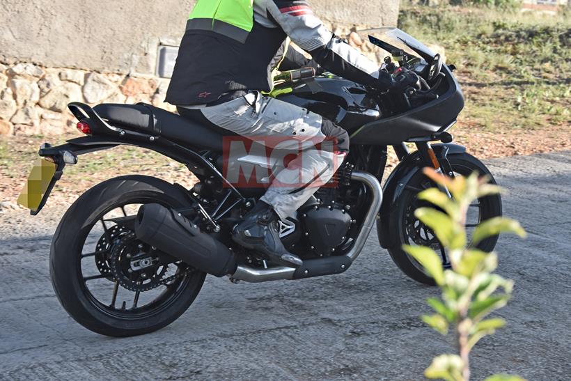 Triumph Thruxton 400 spy shot