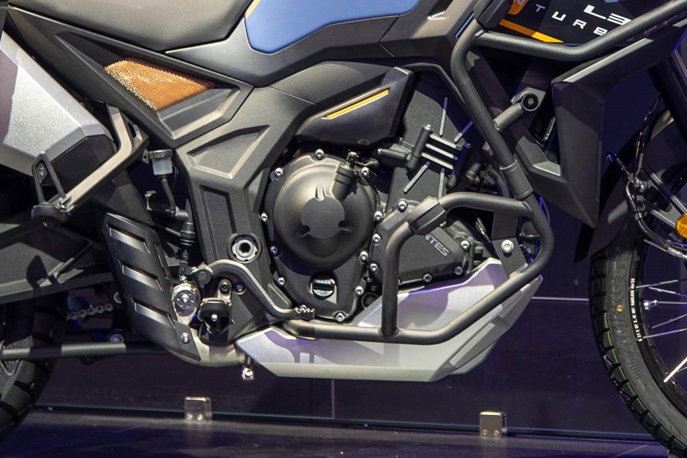 Zontes annonce une puissance maximale de 100 ch à 9 000 tr/min et un couple de 85 Nm à 7 200 tr/min