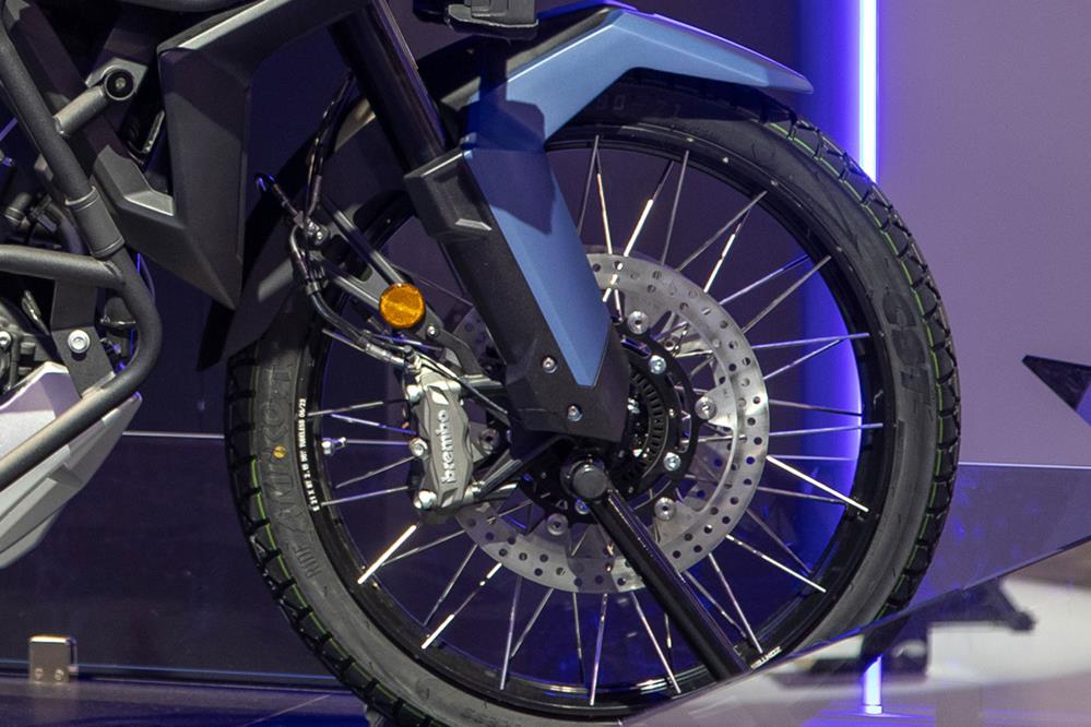 Le freinage avant est assuré par deux disques pincés par des étriers Brembo à quatre pistons à montage radial