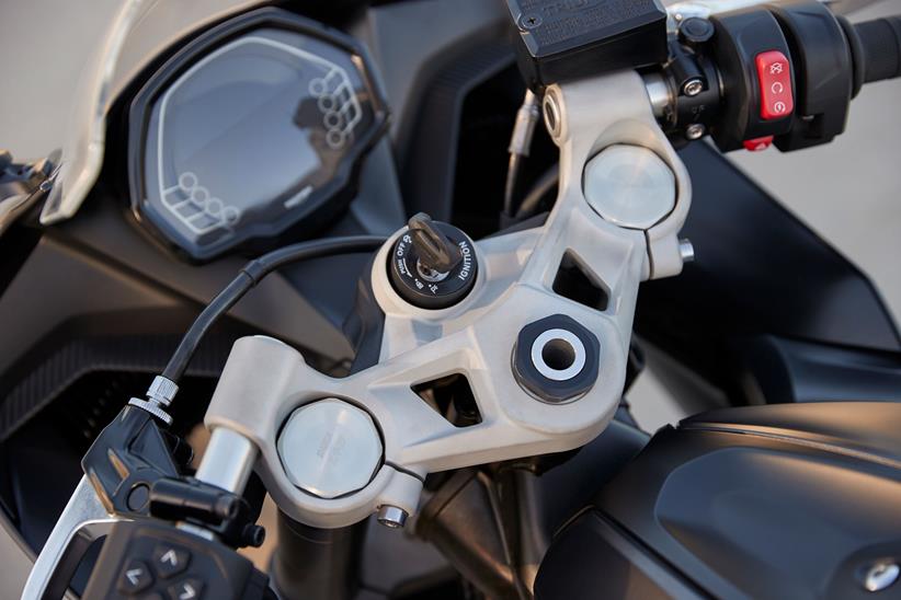 2024 Triumph Daytona 660 dash and clip-ons