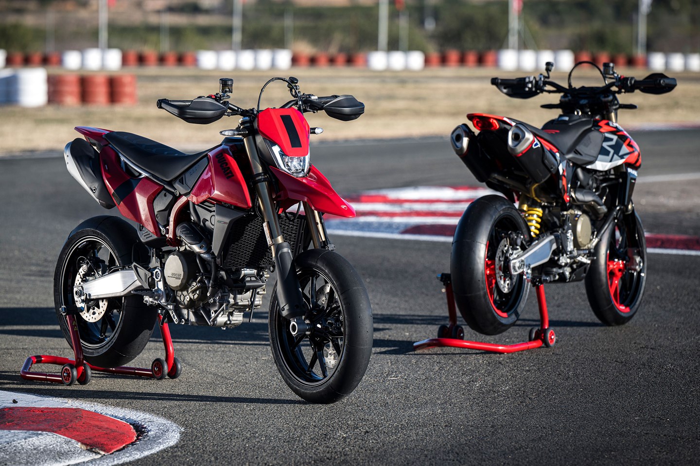 Motorrad Vergleich Aprilia SXV 450 2011 vs. Ducati Hypermotard 698 Mono 2024